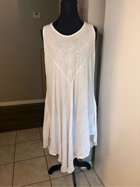 Women’s White High-Low Sleeveless Dress